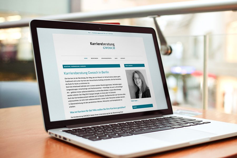 Ansicht der Website der Karriereberatung Gwosch auf einem Laptop.